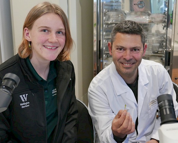 Ōtari Research Technician Jennifer Alderton-Moss and Te Papa Botany Curator Dr Carlos Lehnebach in the Ōtari Lab